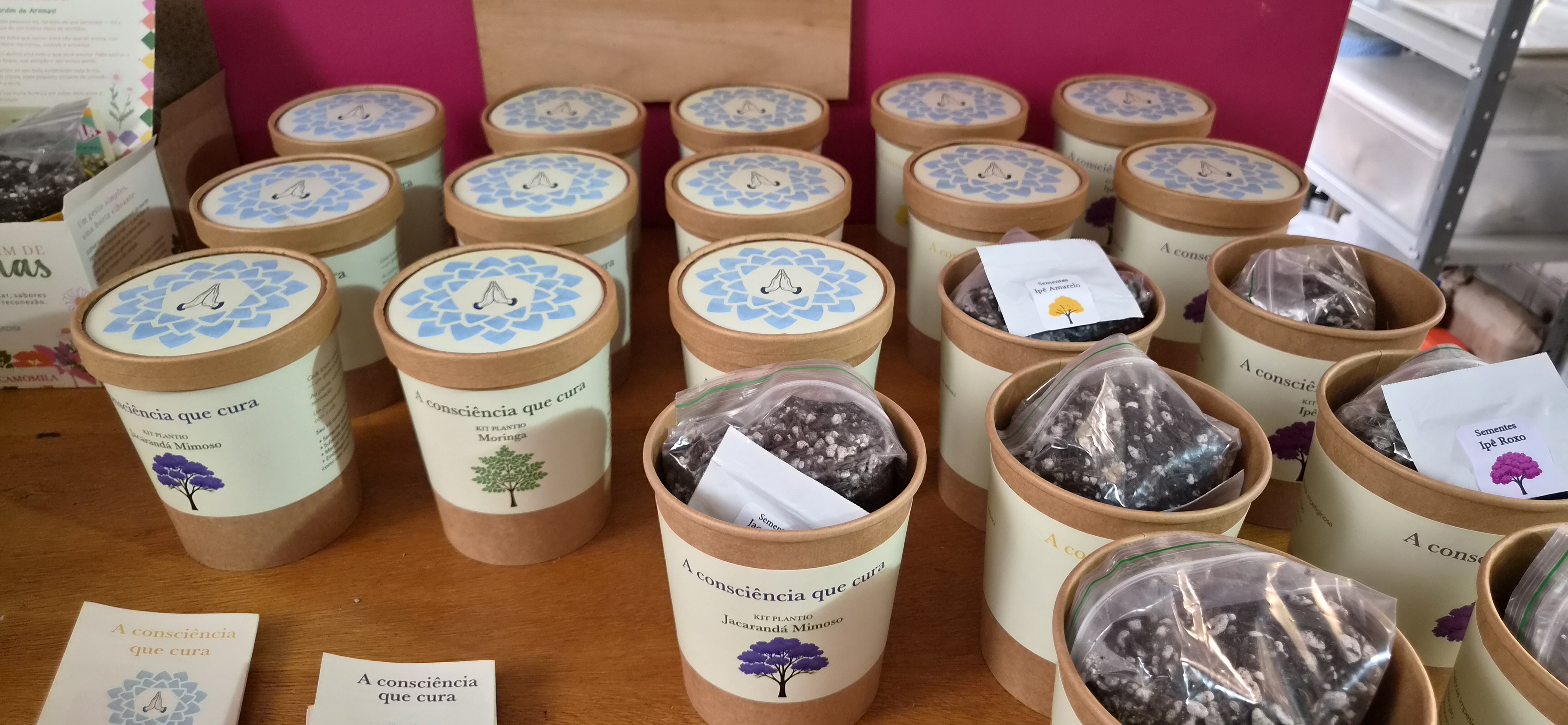 Grande quantidade de kits corporativos Do Jardim organizados para entrega